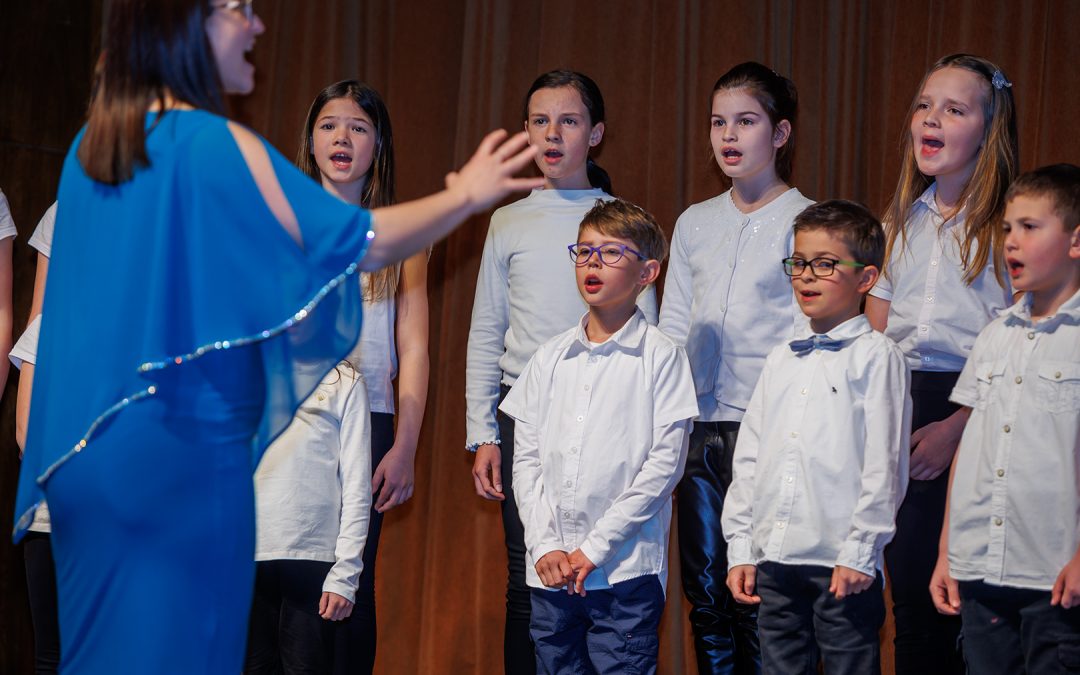 Pevski zbori OŠ Loka Črnomelj odlično nastopili na območnem srečanju otroških in mladinskih pevskih zborov Bele krajine