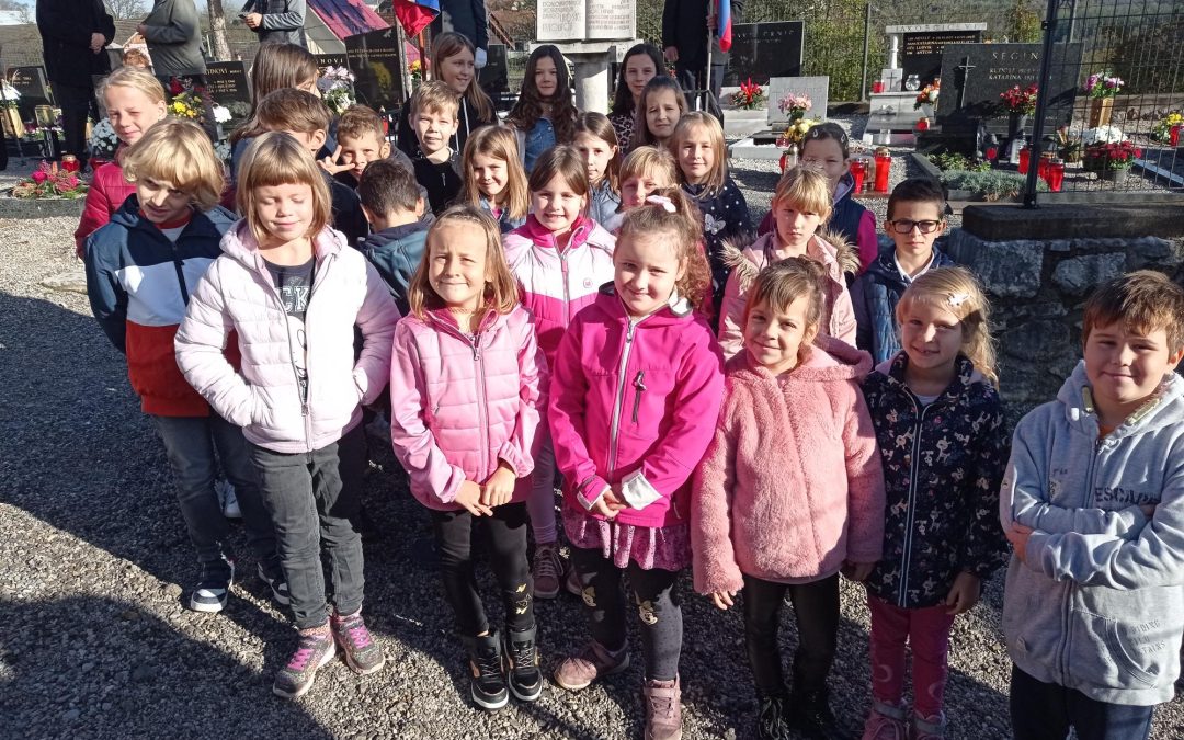Nastop učencev podružnice Adlešiči na komemoraciji v Adlešičih