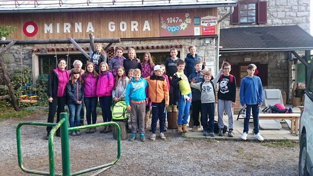 CDATA[V ponedeljek, 9. 10. 2017, smo učenci 8. razreda imeli naravoslovni dan. Razširili in poglobili smo svoje znanje o CELICAH. Delo je potekalo v štirih skupinah. Najbolj smo uživali pri mikroskopiranju. Želimo si še več takšnih dni … učenci 8. razreda...![6. b NA PLANINSKI ŠOLI NA MIRNI GORI