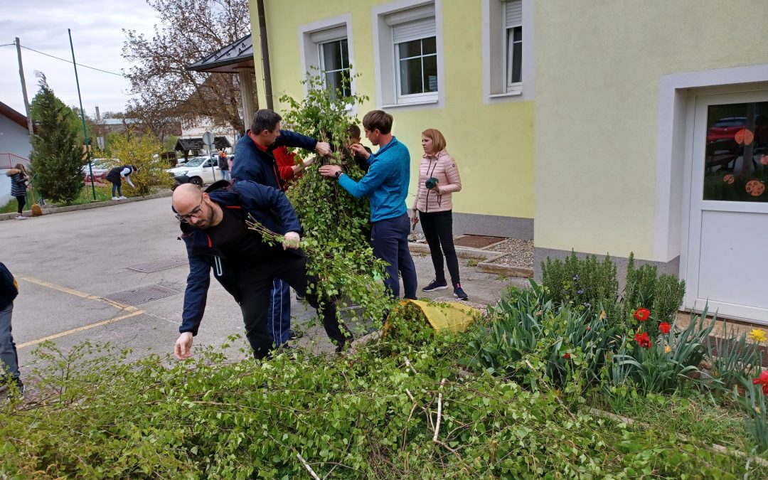 Delovna akcija na Podružnični šoli Adlešiči