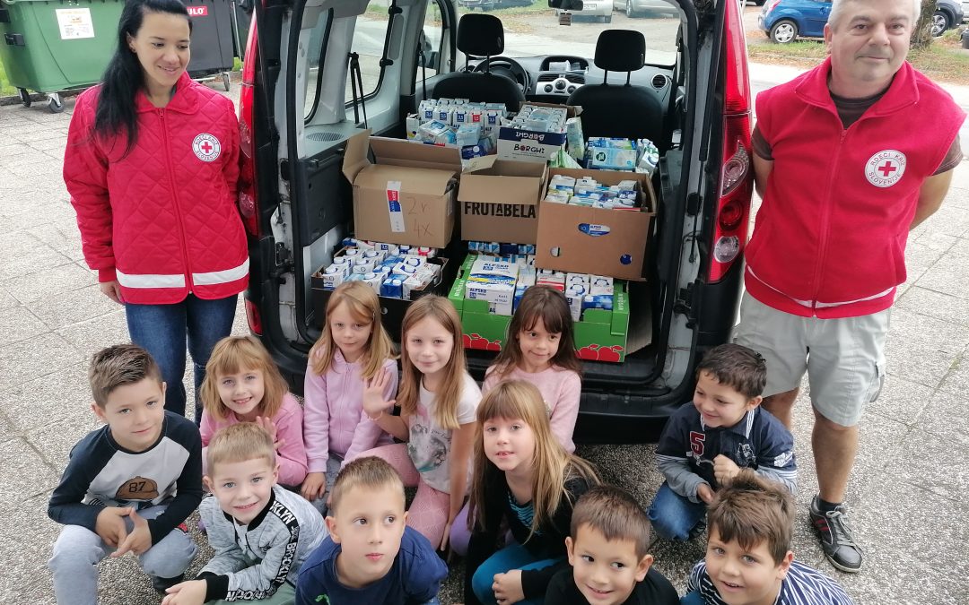 350 LITROV ZBRANEGA MLEKA V AKCIJI DROBTINICA NA OŠ LOKA