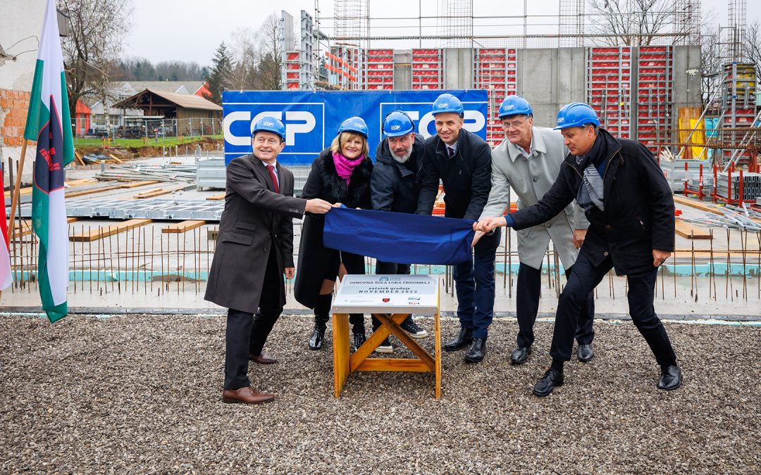 Na OŠ Loka odkrili tablo, ki simbolizira začetek gradnje nove šole