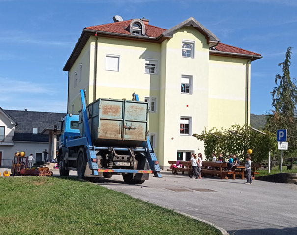 Uspešna zbiralna akcija papirja na PODRUŽNIČNI ŠOLI ADLEŠIČI