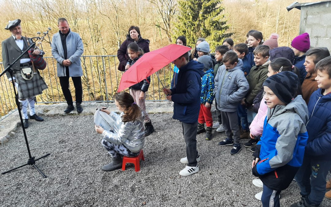 Nastop tretješolcev ob otvoritvi javnih sanitarij v Črnomlju