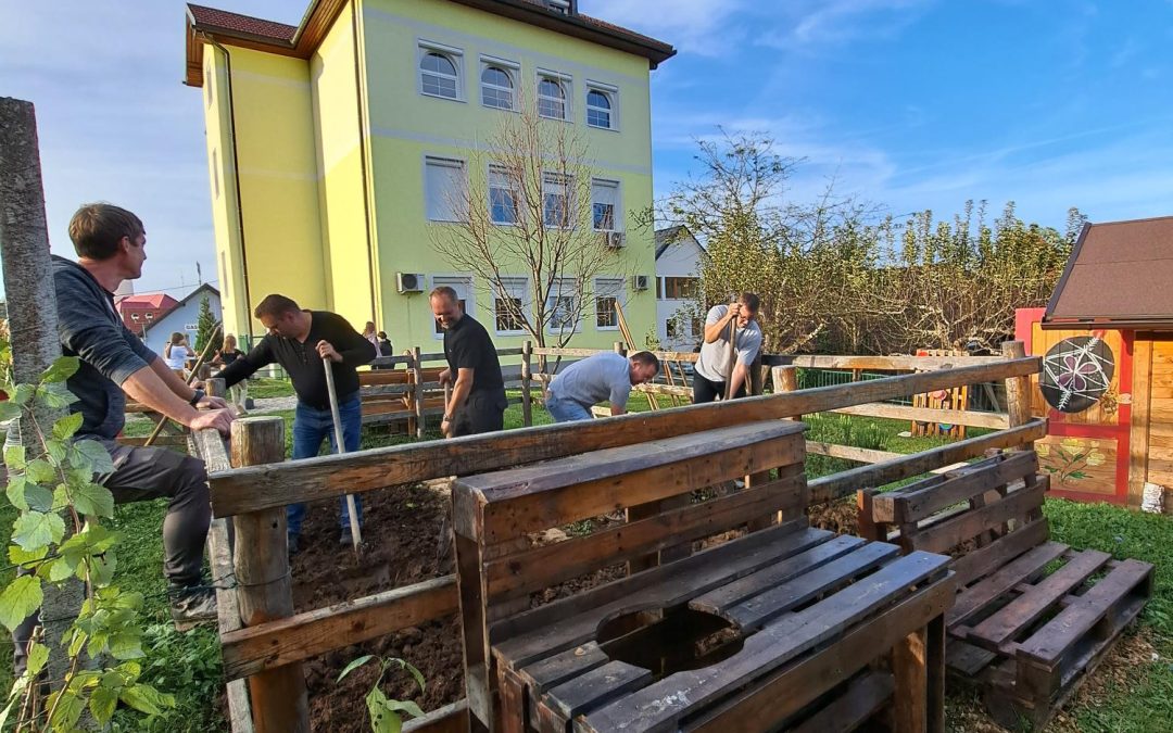 DELOVNA AKCIJA IN KOSTANJEV PIKNIK NA PODRUŽNIČNI ŠOLI ADLEŠIČI