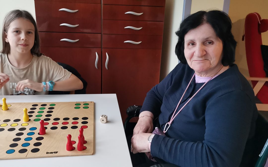 Mladost sreča modrost – učenci OŠ Loka Črnomelj nadaljujejo druženja s stanovalci DSO Črnomelj