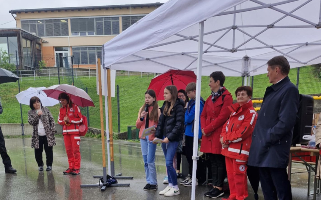 Učenki OŠ Loka Črnomelj na otvoritvi državnega tekmovanja prve pomoči